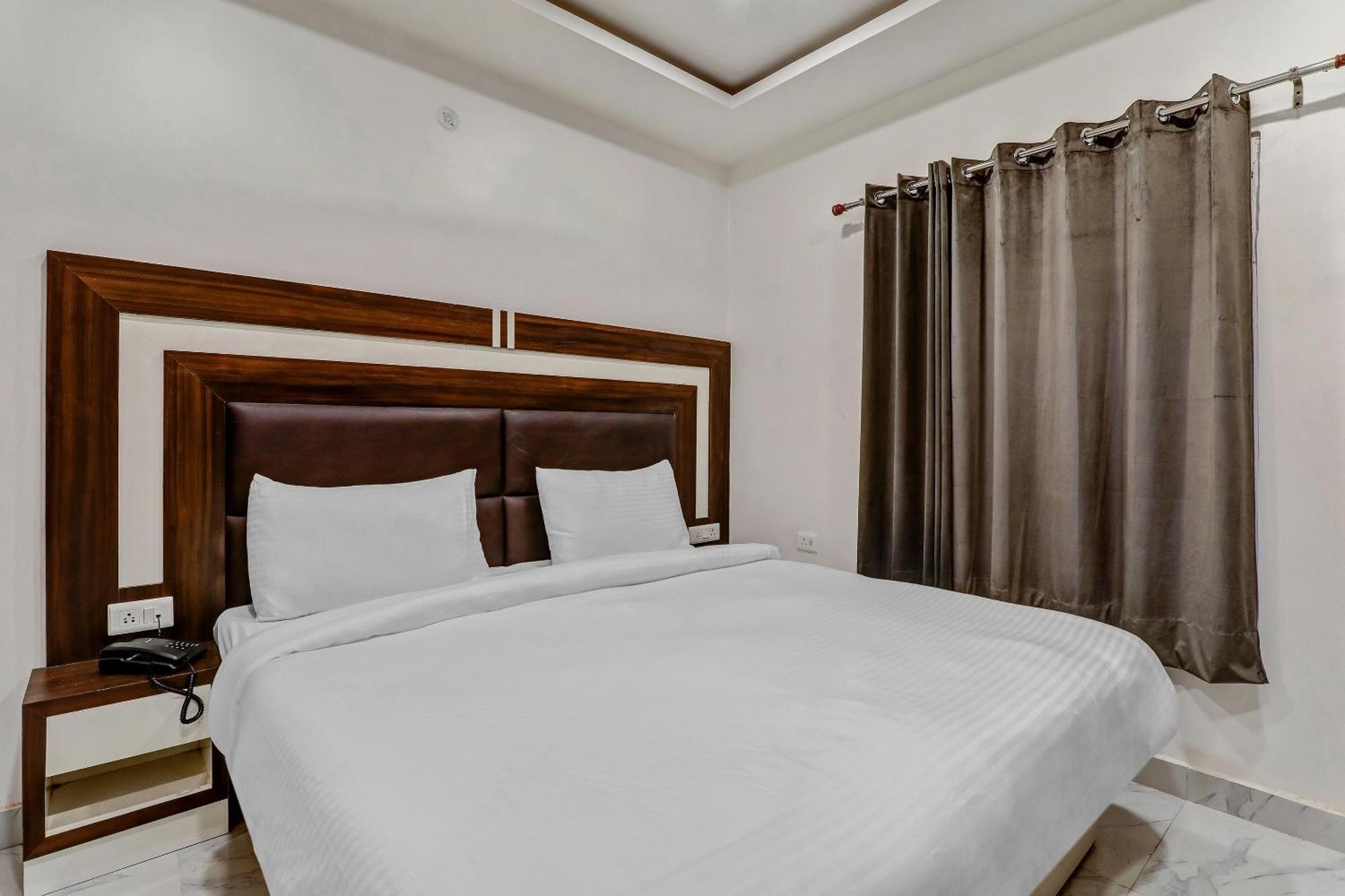 Super Collection O Yamuna Palace Near Gomti Riverfront Park Hasanganj 외부 사진