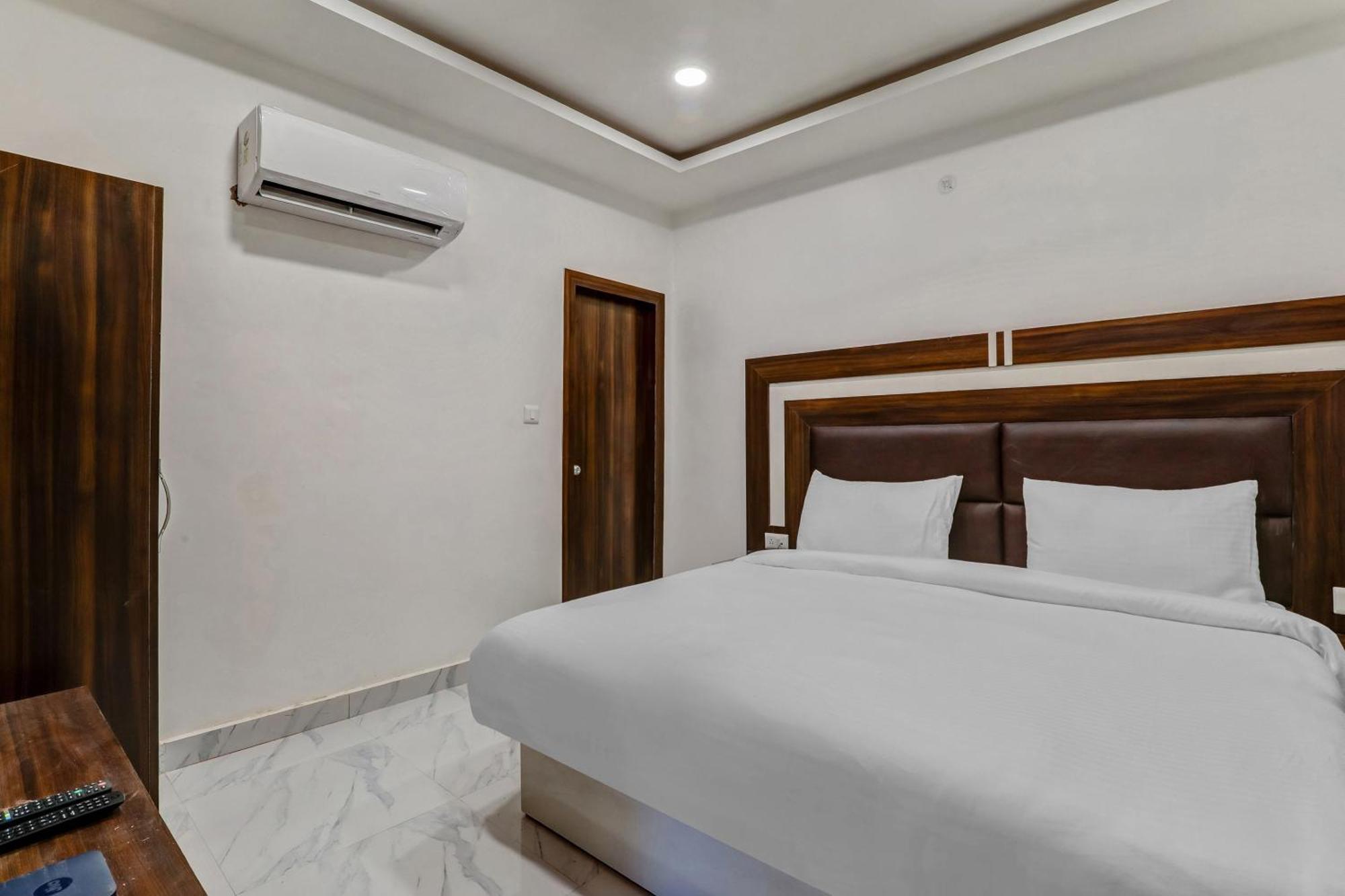 Super Collection O Yamuna Palace Near Gomti Riverfront Park Hasanganj 외부 사진